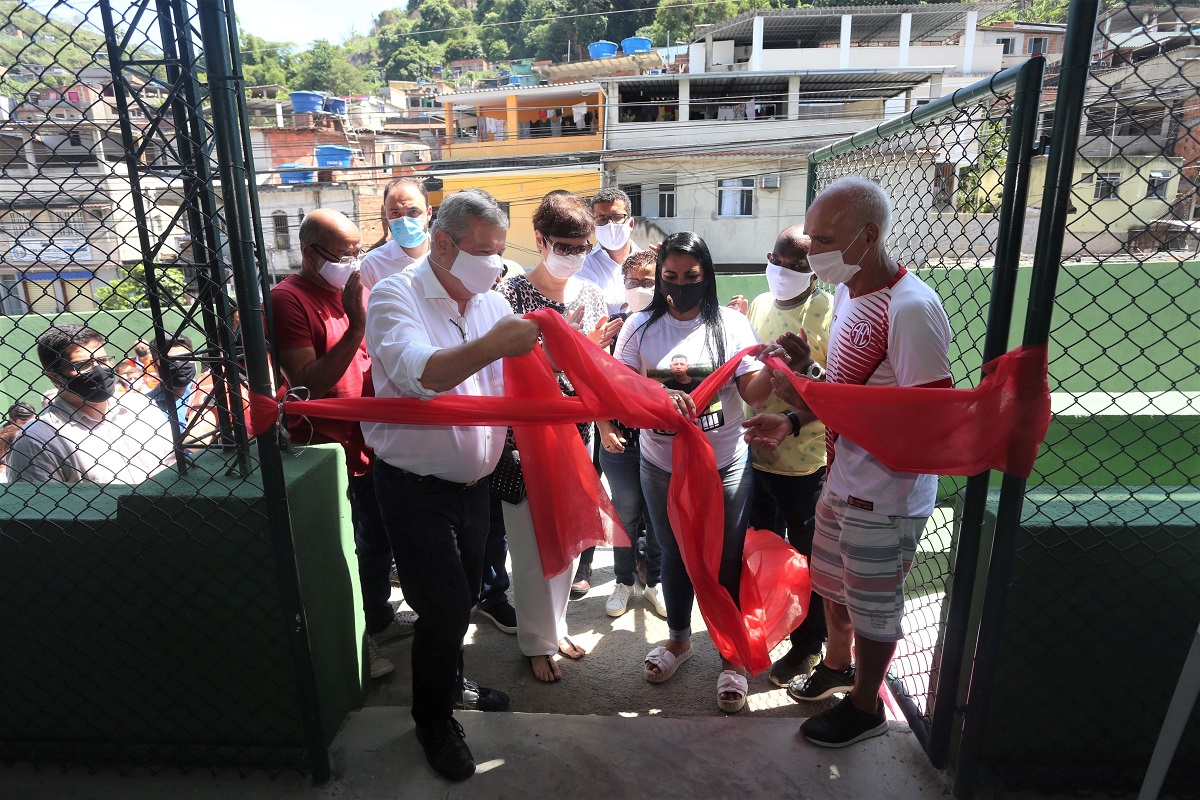 Quadra com nova pintura e - Clube Português de Niterói