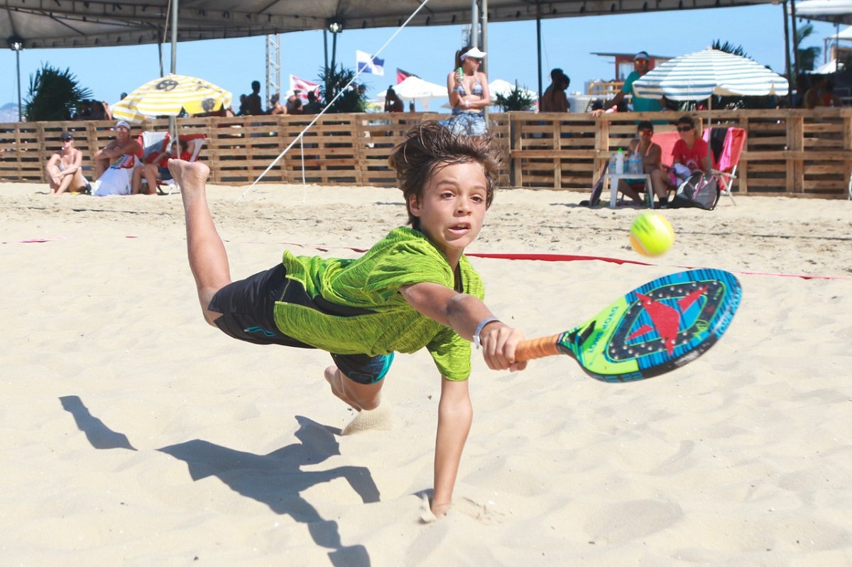 Beach Tennis é uma das atrações que movimentam o festival Na Praia