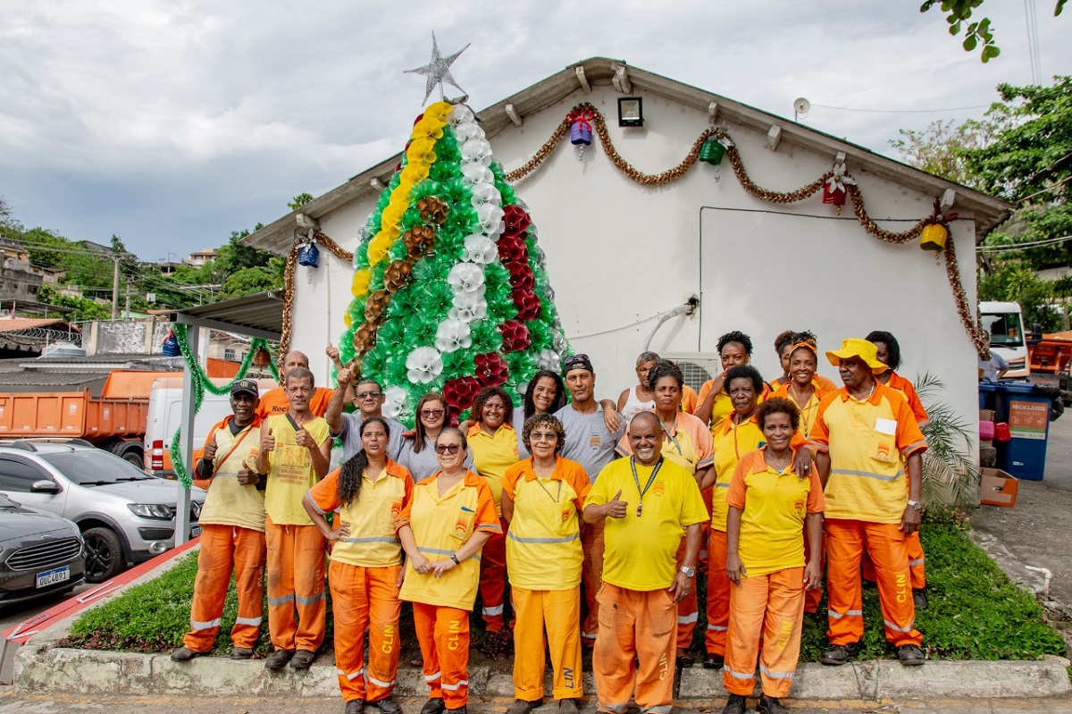 Clin inova e monta Árvore de Natal itinerante em Niterói